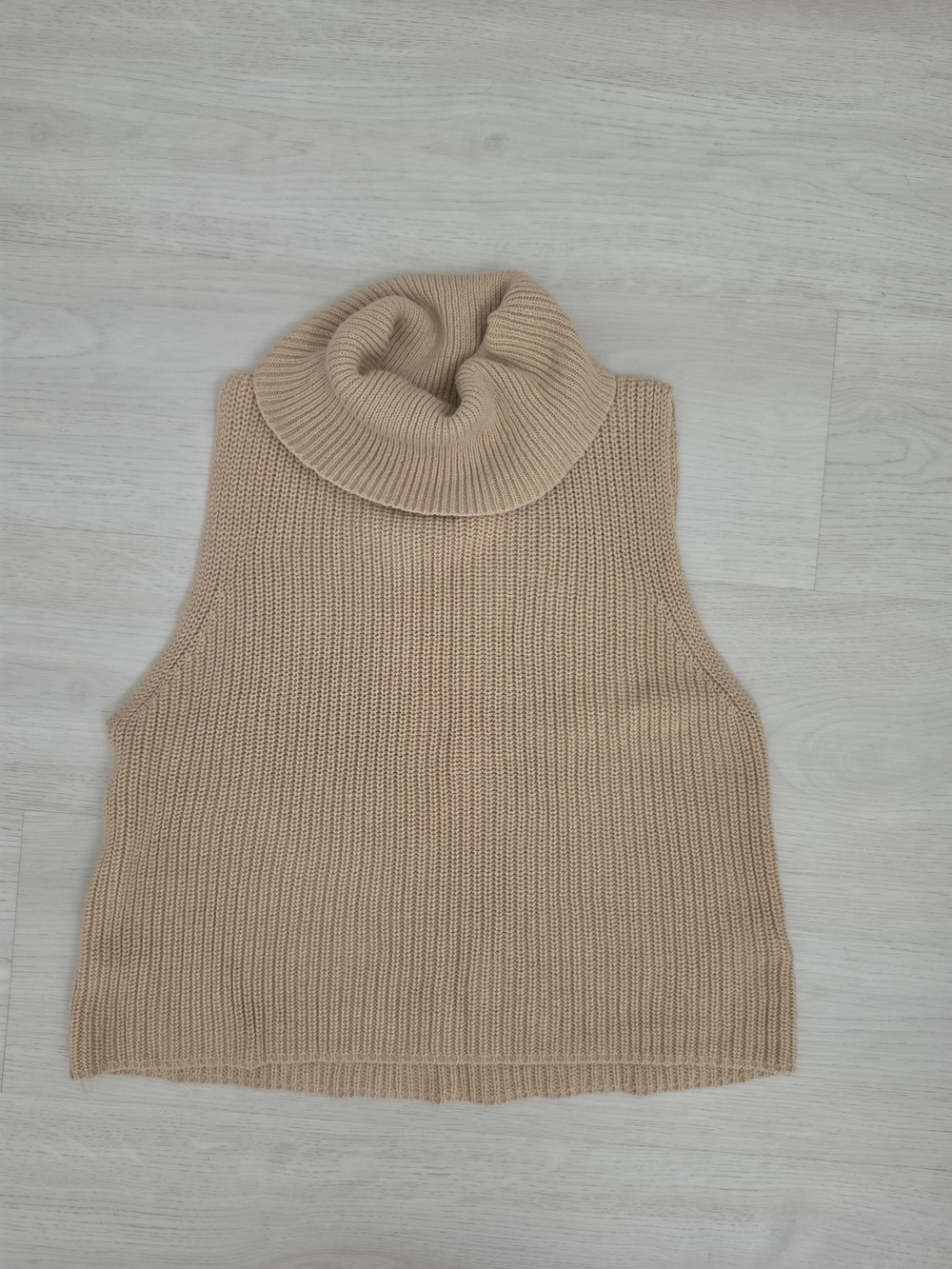 Le Lis Sleeveless Turtleneck Sweater - Tan